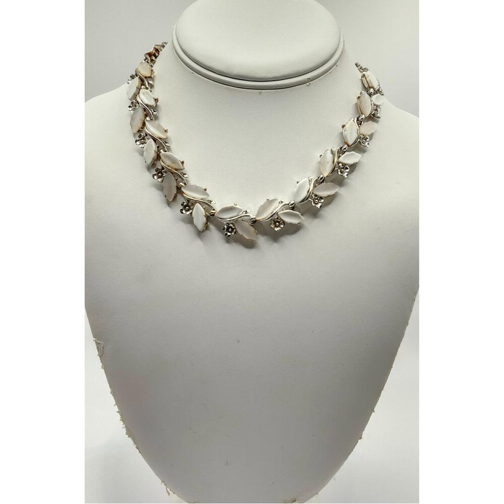 Vintage White Leaf Lucite Thermoset Choker - Picture 2 of 10